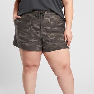 ✨NWT✨Athleta Camo Farallon Short